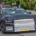 El Mustang Shelby GT500 siempre ha sido sinónimo de potencia y rendimiento, y la nueva versión de 2026 no será la excepción. Según las primeras imágenes espía, el nuevo GT500 presentará un diseño aún más agresivo, con un aspecto musculoso y exclusivo que lo diferenciará del resto de la gama Mustang. Este modelo, que combinará un motor extremadamente potente con un diseño robusto, promete ser un coche de edición limitada y con un rendimiento excepcional para los amantes de los coches americanos de alto rendimiento. Será uno de los modelos más esperados en el mercado de los muscle cars.