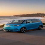 La furgoneta eléctrica más esperada tiene encanto en teoría, pero la experiencia real puede decepcionar. La nostalgia funciona mejor en fotos que en el día a día, y el precio genera dudas. No es fácil odiarlo, pero tampoco resulta fácil justificar su compra frente a alternativas más prácticas.