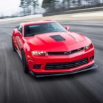 El Z-28 regresó en 2014 con un enfoque claro en rendimiento en pista, destacando por su manejo preciso y simplicidad funcional. Con valores entre 50.000 y 80.000 dólares, los coleccionistas buscan ejemplares originales y con historial limpio. Este Camaro se ha convertido en un modelo respetado dentro de la gama moderna.