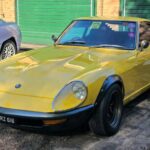 El 240Z combina ingeniería japonesa con estilo europeo, y su motor de seis cilindros ofrece una experiencia de conducción emocionante. A pesar de la apreciación del mercado, todavía se pueden encontrar unidades de proyecto entre $10,000 y $20,000. Su estatus icónico lo convierte en un coche con gran potencial de inversión.