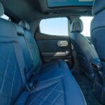 A velocidades normales, el GV60 mantiene suspensión cómoda, filtrando irregularidades sin perder contacto con la carretera. La cabina permanece silenciosa en autopista, lo que lo convierte en un EV ideal para viajes largos o desplazamientos diarios, priorizando la relajación sobre la espectacularidad.