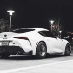 El MR2 Spyder apostaba por la simplicidad: motor central, bajo peso y excelente equilibrio. Su precisión en curvas y respuesta del volante lo hacían ideal para quienes priorizan la conducción sobre la potencia bruta. Aunque no era el más rápido en línea recta, su manejo y feedback lo convirtieron en un roadster sumamente gratificante.