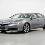 El RLX Sport Hybrid aceleraba con discreción, sin alardes de potencia. Su combinación de confort y capacidad transmitía seguridad silenciosa. Su nombre no sugiere nada espectacular, lo que encaja con su filosofía: un coche que sabe de su calidad sin necesidad de proclamarse, elegante y subestimado.