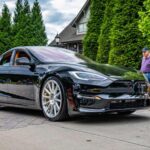 El Tesla Model S Plaid redefine el sedán de alto rendimiento en la era eléctrica. Su configuración de tres motores proporciona una aceleración impresionante y gran autonomía, demostrando que la sostenibilidad no significa sacrificar velocidad.

Interior: Minimalista, sofisticado, con amplia pantalla táctil

Seguridad: Autopilot avanzado y numerosas funciones de asistencia al conductor
Una opción que combina innovación, espacio y velocidad eléctrica.