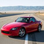 El Honda S2000 es un ícono de los autos deportivos japoneses. Con un motor VTEC que gira hasta las 9.000 rpm y un chasis que se siente vivo en cada curva, este roadster se mantiene como uno de los autos más excitantes de conducir. El S2000 ofrece una conexión inmediata entre el conductor y el auto, con una dirección precisa y una suspensión firme. Es un vehículo diseñado para conductores que buscan un manejo desafiante y estimulante, pero que también se siente ágil y ligero, mucho más que la mayoría de los deportivos actuales.