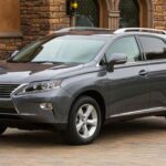 El Lexus RX 350 es un SUV de lujo que ha ganado una gran reputación por su fiabilidad. Con un mantenimiento adecuado, este vehículo puede superar fácilmente los 200,000 km sin grandes problemas. Utiliza una cadena de distribución en lugar de una correa, lo que reduce los costos de mantenimiento en el motor. El RX 350 ofrece una conducción suave y un interior de alta calidad, lo que lo convierte en una opción atractiva para quienes buscan un SUV de lujo de segunda mano. Su capacidad para resistir el desgaste y su bajo costo de mantenimiento lo hacen perfecto para quienes desean un vehículo de lujo sin tener que preocuparse por las reparaciones costosas.