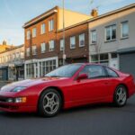 El Nissan 300ZX es un coche que se siente como un viaje nostálgico a los años 90. Equipado con un motor biturbo V6, este modelo destaca por su conducción analogica y potente, especialmente cuando los turbos entran en acción. Al principio, el impulso es suave, pero luego se convierte en una aceleración más frenética, como un recordatorio de una era en la que los coches aún se sentían 
