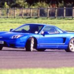 El Honda NSX, presentado en 1990, fue el superdeportivo que demostró que Japón podía competir de igual a igual con las grandes marcas europeas. Su chasis de aluminio, su V6 atmosférico y la participación de Ayrton Senna en su puesta a punto lo convirtieron en un coche excepcional. Rápido, fiable y utilizable a diario, el NSX sigue siendo una referencia técnica y emocional.