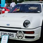 El Ford RS200 nació con una sola misión: dominar el Grupo B de rallyes. Motor central, tracción total y un bloque turboalimentado de 1.8 litros con 250 CV en versión de calle. Era un auténtico supercoche de rally homologado para carretera, capaz de acelerar de 0 a 100 km/h en unos cinco segundos.