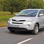 El Urban Cruiser parecía una gran idea: un pequeño crossover con diseño atractivo en plena expansión del segmento. Pero una vez dentro, todo se volvía gris. Interior anodino, conducción insípida y cero carisma dinámico. El mercado pronto entendió que, más allá del nombre, no había nada verdaderamente “urbano” ni “cool” en él. Y simplemente dejó de comprarlo.