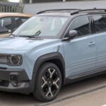 Resucitar el Renault 4 era una apuesta valiente, pero la versión 2025 no logra capturar el encanto del original. Los guiños retro existen, aunque las proporciones resultan algo torpes. Su mecánica eléctrica es suficiente sin destacar, y el interior se queda a medio camino entre nostalgia y coche de alquiler simpático. La idea era buena; la ejecución, irregular.