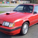 El SVO contaba con un cuatro cilindros turbo de 2,3 L, 175–205 caballos y 210 lb-ft de torque. Su chasis recibió mejoras: amortiguadores ajustables, barras estabilizadoras grandes y frenos de disco. 0–60 en 7,5 s. Solo 9.844 unidades se construyeron en tres años.