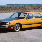 El Volvo VESC (Volvo Experimental Safety Car) de 1972 fue un concept que adelantó muchas de las características de seguridad que hoy en día son estándar en todos los vehículos. En el VESC se incorporaron múltiples innovaciones como airbags, reposacabezas automáticos, frenos antibloqueo, corte automático del suministro de combustible y un sistema de jaula antivuelco integrada. Además, su volante se retiraba en caso de impacto frontal, una característica revolucionaria en su tiempo. Aunque el VESC nunca pasó de ser un prototipo, muchas de sus características de seguridad se incorporaron en los vehículos de la serie 200 de Volvo, que salieron al mercado en 1974.