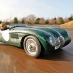El C-Type fue un coche de carreras basado en el XK120 con bastidor tubular y motor XK aumentado a 205 CV. Ganó Le Mans en dos ocasiones y solo se construyeron 53 unidades, 43 de ellas vendidas a particulares. Su rareza y éxito en competición lo han convertido en uno de los Jaguars más valorados.