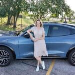 El Mustang Mach-E enseñó a muchos a disfrutar de la conducción eléctrica. Con un interior minimalista y funcional, tecnología de conducción manos libres y autonomía fiable, demuestra que los EV pueden ser prácticos y divertidos. Esta experiencia abrió la puerta a viajes eléctricos largos y cómodos, y a descubrir un nuevo placer al volante.