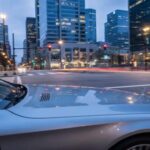 El Mercedes-Benz S-Class ha sido durante años el símbolo de lujo y confort, pero, irónicamente, pierde su valor de forma estrepitosa poco después de la compra. A pesar de ser uno de los coches más lujosos y avanzados tecnológicamente, la S-Class experimenta una depreciación abrupta, lo que significa que su valor cae drásticamente en los primeros cinco años. Aunque sigue siendo un coche muy cómodo y sigue ofreciendo una conducción tranquila y suave, el mercado de segunda mano no refleja esta calidad. El deseo de los compradores por tener lo último y lo más nuevo significa que los modelos más antiguos de la S-Class pierden valor rápidamente.