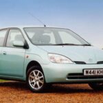 El Toyota Prius, lanzado en 1997, fue el primer coche de producción masiva que combinó un motor de combustión interna con un motor eléctrico, convirtiéndolo en el precursor de los coches híbridos que hoy conocemos. Aunque en su inicio no tenía el diseño más atractivo ni la mejor capacidad de carga, el Prius introdujo un concepto revolucionario que permitió a los conductores ahorrar combustible y reducir emisiones sin necesidad de abandonar el uso de motores de combustión. Este modelo fue pionero en la creación del mercado de los híbridos y sigue siendo un referente en la industria, con Toyota liderando el desarrollo de coches híbridos en la actualidad.