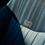 Bajo el capó, el MINI eléctrico desarrolla 218 caballos de fuerza y 330,3 Nm de par, alcanzando los 0 a 62 MPH en solo 6,7 segundos. Su batería de 54,2 kWh ofrece una autonomía de 186 millas y carga rápida del 10% al 80% en aproximadamente 30 minutos, adaptándose a la vida urbana y a los desplazamientos cortos y largos.