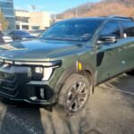 El perfil lateral acentúa la longitud con una línea de carácter que conecta guardabarros delanteros y traseros. La silueta distingue la cama de la cabina y transmite estabilidad tipo SUV. Los guardabarros robustos son funcionales para off-road y carga, mientras que la parte trasera, con luces LED completas y el portón con letras KGM, combina practicidad y estética premium.