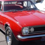 El Chevrolet Camaro Z28 era el sueño prohibido de los jóvenes: deportivo, agresivo y para presumir. Su línea fastback, luces traseras circulares y ausencia de ventanas traseras laterales lo hacían inconfundible. Con el motor 350 Small Block V8, el Camaro Z28 emitía un rugido profundo que reafirmaba su carácter audaz y arrogante.