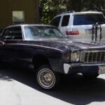 El Monte Carlo '72 es un favorito de los constructores lowrider que buscan un punto medio entre músculo y estilo. Con motores 350 o 400 V8 y carrocería espaciosa, permite pintar murales y añadir suspensiones hidráulicas sin perder la esencia del coche clásico. Su accesibilidad y diseño lo convierten en una opción popular para quienes quieren crear lowriders espectaculares a un costo razonable.