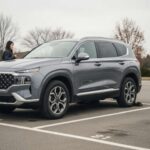 Su forma más cuadrada le da presencia, incluso cuando está estacionado torcido. Intenta mostrar dureza, aunque los materiales reflejan un lujo discreto. Parece preparado para algo que todavía no ha ocurrido, una mezcla de nerviosismo y exceso de precaución.