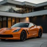 El Corvette es el “tío ruidoso” de los deportivos: mid-engine, forma de supercoche, menos de 70 mil dólares. Llega con presencia y personalidad, ruidoso y llamativo. Aparcar uno atrae atención inmediata y conversación sobre épocas pasadas.