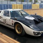 El GT40 Mk II es su obra maestra en competición. Bajo la dirección de Shelby American, Ford conquistó Le Mans en 1966 con un histórico 1-2-3 frente a Ferrari. Aquel prototipo de 7,0 litros no solo ganó: cambió la historia del automovilismo. Demostró que Estados Unidos podía dominar la élite mundial con ingeniería, ambición y una mentalidad implacable.