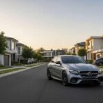 Agudo, sólido y un poco arrogante. Todo reacciona más rápido de lo que pedís. Se siente serio, pero cansado de fingir elegancia. El auto parece más inteligente de lo que debería ser. Tal vez sea solo la electrónica ocultando la verdad.