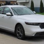 El Honda Accord es conocido por su longevidad y fiabilidad, y ha sido uno de los sedanes más vendidos de todos los tiempos por una razón. Su diseño robusto, combinado con una ingeniería excepcional, le permite recorrer más de 400,000 km con un mantenimiento regular. El Accord tiene una gran red de soporte y repuestos, lo que hace que su vida útil sea aún más prolongada. Su bajo costo de mantenimiento y su eficiencia en combustible también han sido claves para su durabilidad a lo largo de los años.