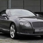 El Continental GT de 2003 supuso el renacimiento moderno de Bentley. Gracias al respaldo tecnológico del Grupo Volkswagen, el coupé británico combinó un motor W12 biturbo con interiores artesanales y una calidad acorde a su precio. De repente, el lujo extremo también podía ser fiable, rápido y utilizable a diario.