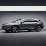 El Electra E5 filtra los baches mejor de lo esperado. Los asientos envuelven sin imponerse y la cabina transmite una calma casi vacía. Tiene una vibra completamente nueva dentro de Buick. Podría pasar desapercibido, pero el incremento de precio amenaza su rol como alternativa equilibrada.