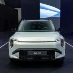 Los tres modelos utilizan una batería de 81,4 kWh. El EV3 GT y el EV4 GT rondan los 286 CV, mientras que el EV5 GT sube a unos 306 CV. No buscan récords, sino prestaciones utilizables: el EV4 GT acelera de 0 a 60 mph en 5,6 segundos, el EV3 GT en 5,7 y el EV5 GT en 6,2.