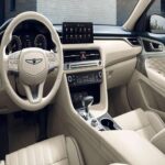 La gama mecánica del G70 actualizado se mantendrá intacta. Seguirá ofreciendo los motores turbo de 2.5 litros y 3.3 litros, junto con la variante Shooting Brake. Continuarán disponibles tanto la tracción trasera como la integral, preservando su enfoque de sedán deportivo clásico.