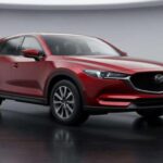 El Outback parece preparado incluso en carreteras planas. Alto, estable, como si esperara lluvia o barro en cualquier momento. La mayoría de los días es simplemente cómodo. La lealtad hacia estos coches crece despacio. Tal vez exageren la idea de aventura, pero inspiran confianza.