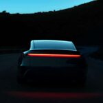 La ley coreana asigna toda la responsabilidad al conductor en sistemas por debajo del Nivel 3 de autonomía y exige intervención inmediata cuando el sistema lo solicita. Por eso, tanto Tesla como GM clasifican oficialmente sus tecnologías como Nivel 2. En caso de siniestro con FSD o Super Cruise, la culpa recae en el conductor, no en el fabricante. Este punto convierte a la responsabilidad legal en el verdadero límite de la autonomía.