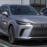 Si la prioridad es la fiabilidad, el RX es el rey. Por este presupuesto puedes encontrar unidades 2022 del modelo rediseñado. Destaca por su durabilidad, bajo coste de mantenimiento y excelente valor de reventa. Lexus sigue siendo sinónimo de tranquilidad mecánica, incluso frente a marcas europeas.