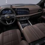 Si lo que buscas es el máximo espacio y confort, el Chevrolet Suburban 2026 es la opción definitiva. Su tamaño masivo le permite ofrecer casi el doble del espacio de carga de la mayoría de las SUVs. Esto lo convierte en el vehículo ideal para familias grandes o para aquellos que necesitan transportar mucho equipaje. Equipado con el Control Magnético de la Suspensión y la Suspensión Adaptativa Air Ride en las cuatro esquinas, el Suburban garantiza una conducción suave y cómoda, incluso en los viajes más largos. Los pasajeros disfrutarán de una experiencia de viaje casi “flotante” gracias a estas avanzadas características de suspensión.