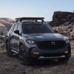 El Mazda CX-50 destaca por su calidad de construcción y su dinámica de conducción, que se siente ágil y deportiva, ideal para quienes buscan una experiencia de manejo más divertida. Con motores de hasta 256 caballos de fuerza en su versión turboalimentada, el CX-50 ofrece potencia y un manejo preciso. Sin embargo, su espacio de carga de 900 litros es pequeño para el segmento, y el precio elevado en comparación con algunos competidores plantea dudas sobre su relación calidad-precio. A pesar de esto, su diseño interior y experiencia de conducción lo convierten en una opción atractiva para los conductores exigentes.