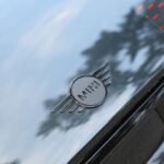 La corta distancia entre ejes también juega su papel. Aunque normalmente se asocia a reacciones nerviosas, el bajo centro de gravedad del JCW y su equilibrada distribución de pesos evitan cualquier sensación de flotación. En los cambios de carril, el eje delantero y trasero reaccionan al unísono, transmitiendo estabilidad más que urgencia.