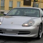 El 911 atravesó los 70 sin perder su esencia. El seis cilindros refrigerado por aire seguía atrás, haciendo al coche brillante y desafiante.
En 1975 llegó el Turbo, devolviendo la emoción a una década necesitada de ella. Más ancho, más rápido y más caro, se convirtió en un deportivo usable a diario capaz de humillar a coches de carreras en la carretera adecuada.