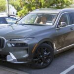 Pese a su gran tamaño, el BMW X7 resulta ligeramente más barato de mantener que el X5, con un promedio de unos 907 dólares anuales. Aun así, sigue siendo un SUV costoso. La suspensión neumática, los frenos de gran tamaño y los neumáticos de perfil bajo implican gastos elevados, especialmente si no se controla el desgaste irregular de las ruedas.