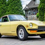 El 240Z ofrecía manuales de cuatro y cinco velocidades (esta última no en EE. UU.), con un tacto más europeo que japonés. Los recorridos son precisos, con “gates” bien definidos que hacen intuitivo encontrar la marcha correcta. El pedal de embrague es firme, pero no tan duro como para cansar la pierna izquierda en el tráfico. Combinado con su posición de conducción excelente, convirtió a los deportivos japoneses en rivales serios de los europeos.