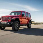 El Jeep Wrangler sigue ofreciendo capacidad todoterreno y diversión, pero las características eliminadas dejan al vehículo algo expuesto. Los propietarios notan la ausencia de ciertos elementos que antes completaban la experiencia de conducción, haciendo que el manejo se sienta un poco menos integral.