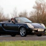 El MR2 Spyder (ZZW30) era compacto, ligero y con motor central, lo que proporcionaba equilibrio y respuesta impecable. Su estilo amigable y su interior minimalista mantenían el enfoque en la conducción pura. Perfecto para carreteras sinuosas, recompensaba la precisión con dirección directa y mínimo balanceo de carrocería. Este roadster demuestra que la diversión en un deportivo no requiere potencia excesiva, sino conexión y ligereza.