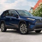 El Toyota RAV4, uno de los SUV más vendidos de todos los tiempos, es conocido por su fiabilidad y durabilidad. Con un 6.2% de propietarios manteniéndolo por más de 15 años, el RAV4 ha demostrado ser una opción que sigue cumpliendo con las expectativas, incluso después de una década de uso. Los conductores aprecian sus características de seguridad, como el monitor de punto ciego y la alerta de tráfico cruzado trasero, además de sus altas calificaciones de seguridad otorgadas por la IIHS. La combinación de practicidad y confiabilidad hace que el RAV4 sea un SUV que sigue siendo una excelente elección durante años.