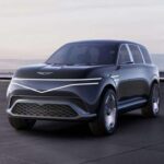 El GV90 será el primer SUV eléctrico de tres filas de Genesis, y probablemente el buque insignia de la marca. El concept incluía puertas tipo autocar, transmitiendo una sensación de lujo casi comparable a Rolls-Royce. Aunque las especificaciones finales aún no se han confirmado, se espera que combine amplitud, tecnología de vanguardia y acabados premium que redefinen el lujo en un eléctrico.