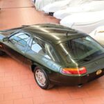 Este 928 de 1984, 25 cm más largo que el 928S, ofrecía una cabina lujosa y espacio trasero adecuado para adultos. Los faros de proyector reemplazaban a los clásicos emergentes, consolidando un diseño futurista para su época.