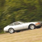 Ferrari construyó unidades de competición con hasta 450 CV, ideales para la resistencia de Le Mans. Su combinación de velocidad, estabilidad y estilo consolidó al Daytona como un icono de la marca.