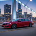 El Honda Civic Sedan ofrece excelente manejo en calles estrechas y aceleración suficiente para adelantar con seguridad. Su interior, aunque sencillo en algunos detalles, mantiene sensación de calidad y comodidad en trayectos diarios.